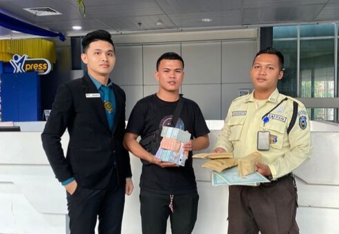 Petugas Security KAI Bandara Medan Amankan Barang Tertinggal Milik Penumpang Senilai Rp24 Juta