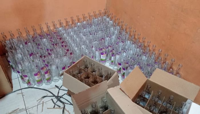 Penggerebekan Gudang Miras Oplosan di Medan, Petugas TNI-Bea Cukai Amankan Ribuan Botol