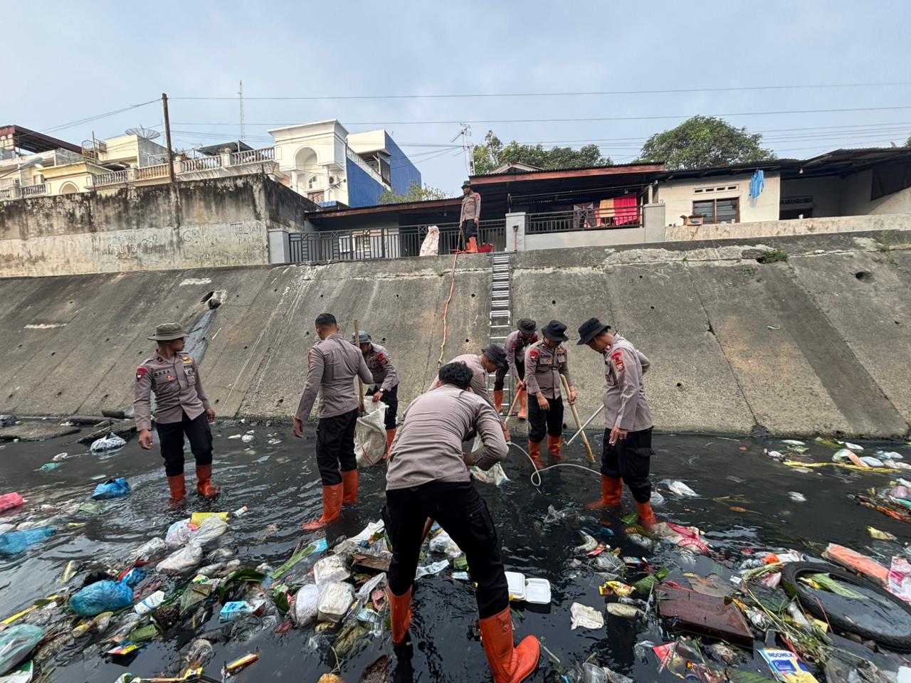Brimob Polda Sumut Konsisten Jaga Kebersihan dan Kesehatan Lingkungan