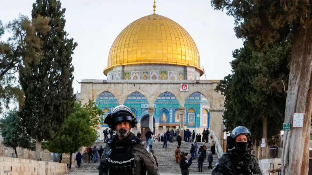 Israel Batasi Jumlah Jemaah Palestina Saat Salat Jumat Perdana Ramadan di Al Aqsa