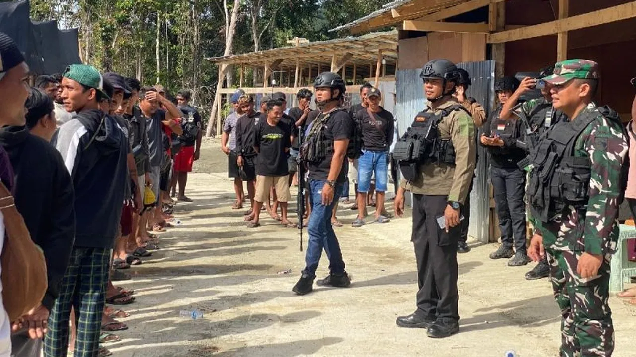 TNI-Polri Evakuasi 198 Orang dari Tambang Emas Kali Musairo Nabire Pascateror KKB