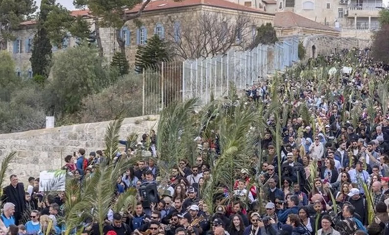 Macron Kecam Israel Halangi Umat Kristen Ibadah di Makam Kudus Yerusalem