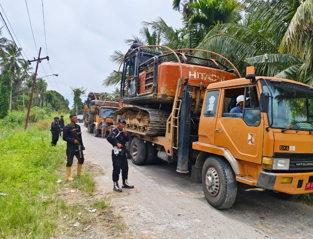 Dikawal Brimob Bersenjata Lengkap, Alat Berat Tambang Emas Ilegal Tapsel–Madina Dievakuasi ke Batalyon C Sipirok