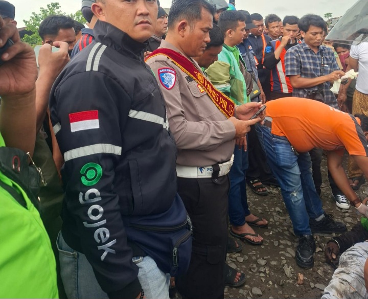 Driver Ojol Tewas Tertabrak Kereta di Perlintasan Tanpa Palang, Penumpang Selamat Lompat