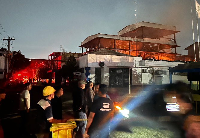 Kebakaran Pabrik Sawit di Martubung Padam dalam Dua Jam, Damkarmat Kerahkan 10 Armada